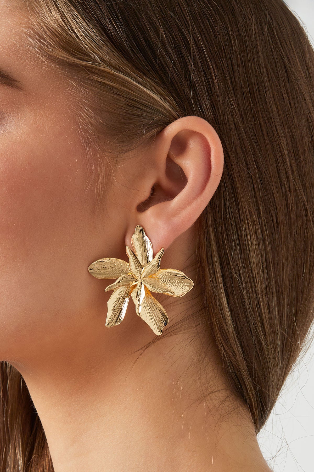 Statement-Ohrringe mit Blumenmotiv – goldfarben