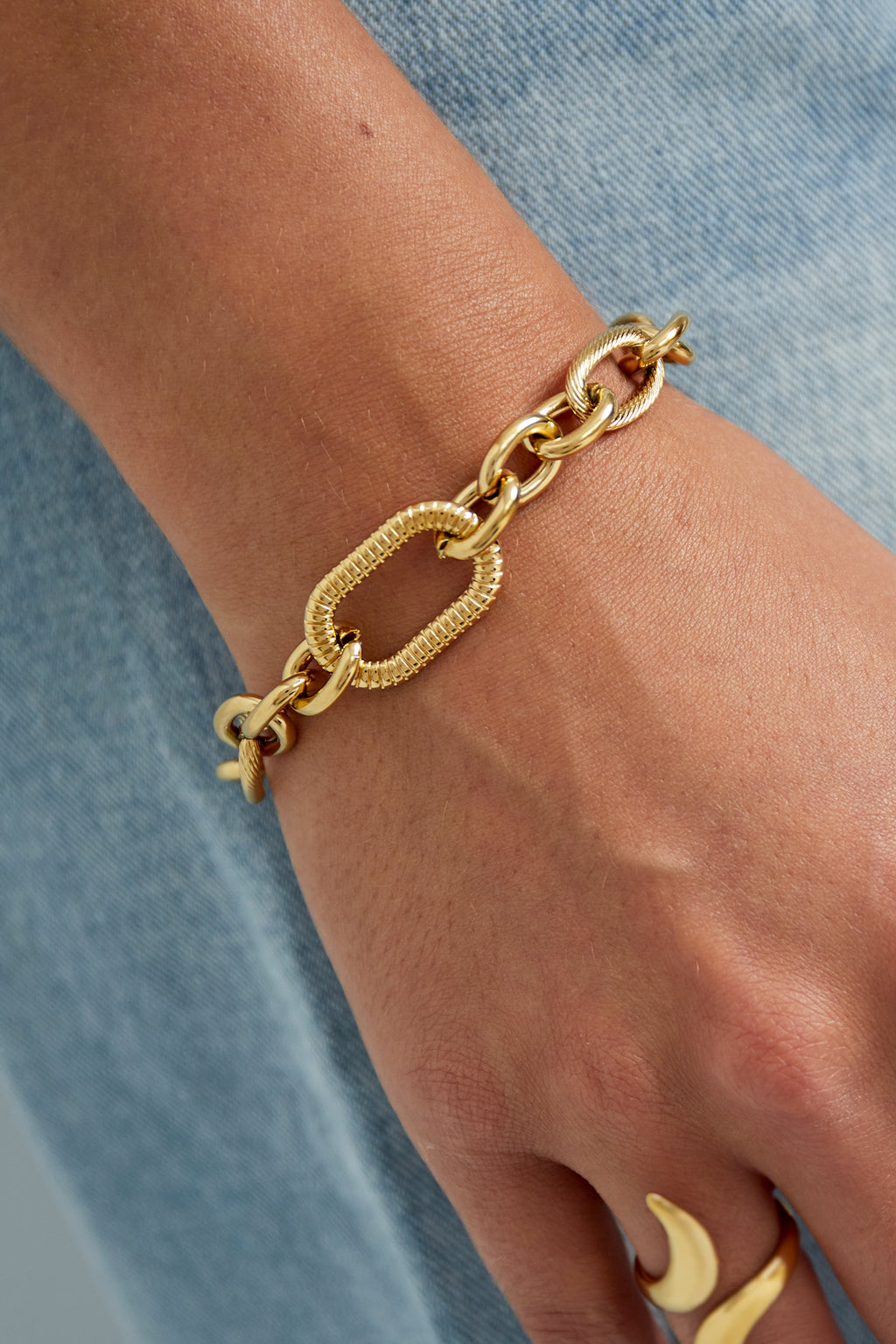 Armband aus auffälligen Gliederketten – Goldfarbe - Goldfarbefarbe
