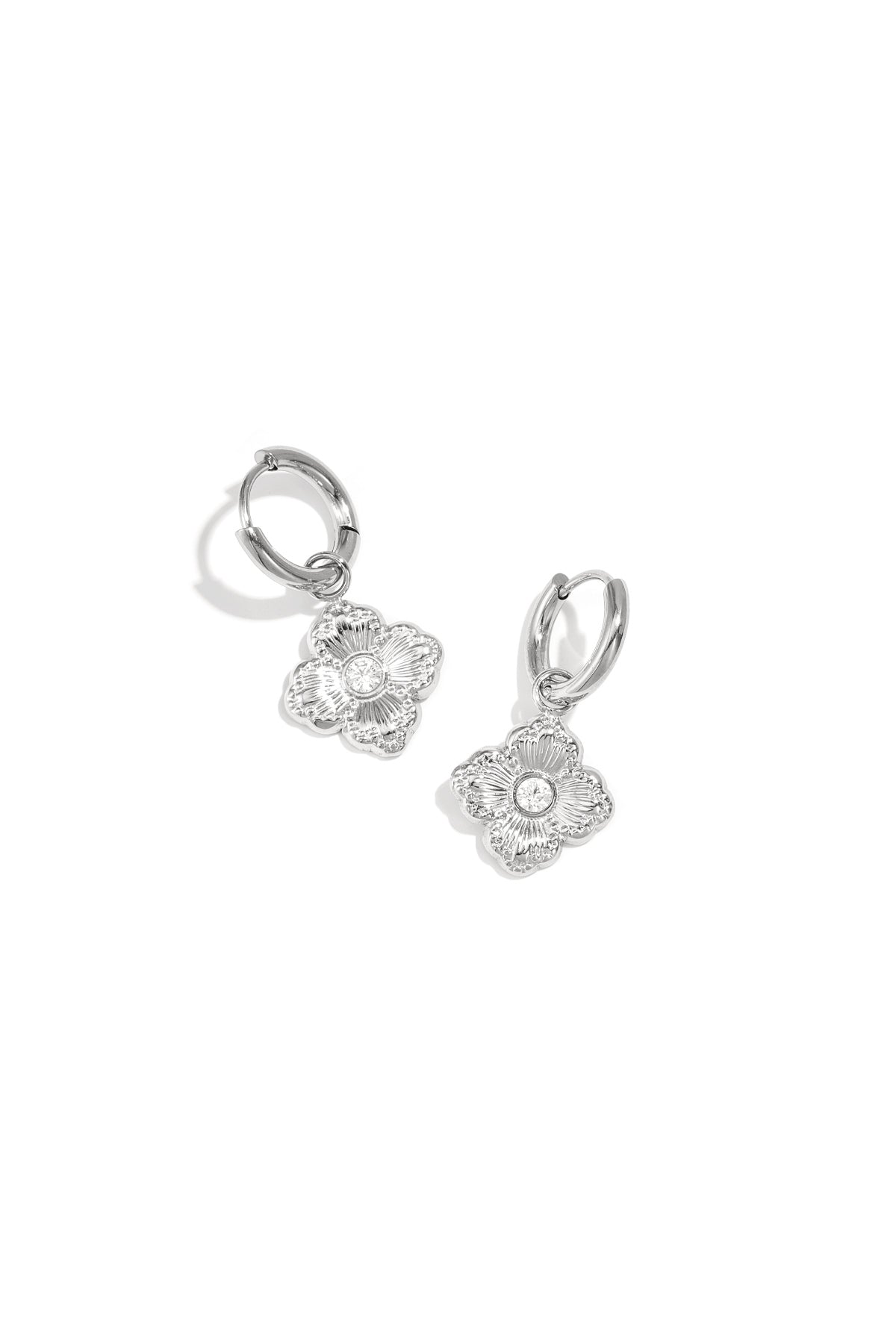 Ohrringe mit elegantem Kleeblatt und Stein