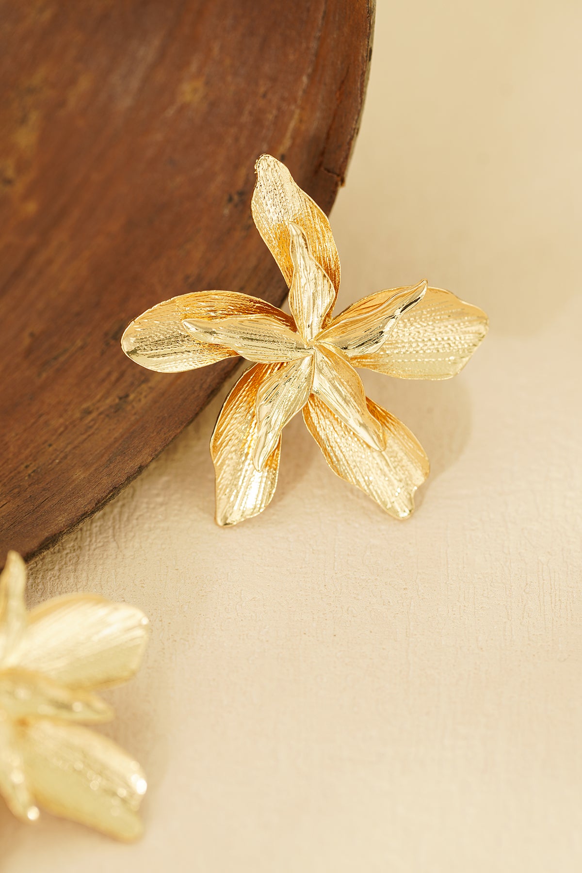 Statement-Ohrringe mit Blumenmotiv – goldfarben